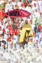 Image du Maroc Professionnelle de  Sa Majesté le Roi Mohammed VI, assis sur un cheval lors d'une cérémonie d'allégeance marquant le 20e anniversaire de son accession au trône, au Méchouar du palais royal à Tétouan, mardi 31 juillet 201 2019. (Photo/ SPPR) via Jalilbounhar.com